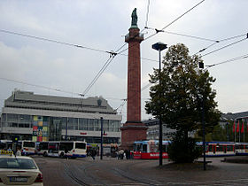 Luisencenter, im Vordergrund das Ludwigsmonument