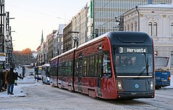 Tampereen ensimmäinen raitiovaunu TRO01 "Lyyli" Hämeenkadulla tammikuussa 2022.