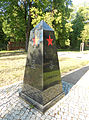 Obelisk aus Gabbro mit Rotem Stern