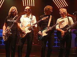 Status Quo v roce 2005; zleva: Rick Parfitt, Francis Rossi, John „Rhino“ Edwards a Andy Bown.