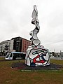 Rame devant la statue monumentale de Dubuffet, à Vitry-sur-Seine.