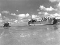 USS LST-1 (à droite) et LST-292, deux navires américains échoués sur la plage de Saint-Michel-en-Grève lors de la bataille de Bretagne