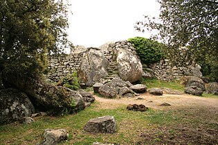 Murs cyclopéens de la forteresse de Cucuruzzu (Corse-du-Sud).