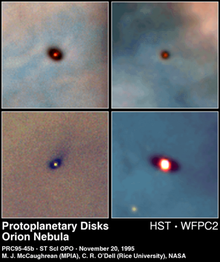 L'image présente un groupe d'étoiles jeunes dans la constellation d'Orion qui se trouvent en avant-plan d'une nébuleuse en émission