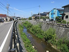 平成20年8月末豪雨の後、伊賀川では堤外家屋の移転と撤去、河川の断面拡大と護岸工事などが行われた（写真右側が元能見町）[15]。