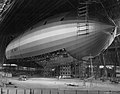 Na snímku je rozestavěná americká vzducholoď USS Macon (ZRS-5), která byla druhou obří ztuženou vzducholodí, kterou si spolu se sesterskou USS Akron (ZRS-4) pořídilo americké námořnictvo na přelomu dvacátých a třicátých let 20. století. Slavnostně byla pokřtěna 21. dubna 1933, poprvé vzlétla 21. dubna téhož roku. Během své služby vykonala celkem 54 letů v celkové délce 1798 letových hodin. Vzducholoď byla zničena 12. února 1935 při návratu z námořních manévrů nedaleko Point du Sur (západní pobřeží USA), když byla její záď poškozena v bouři.