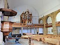 Chorbalustrade in Holz einer klassizistisch-barocken Kirche, mit Orgel und Aufgang seitlich (Notre-Dame, Yverdon CH)