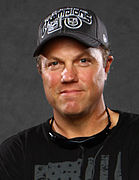 Adam Baldwin jwe kòm Mike Slattery.