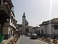 La via recta, con sullo sfonda l'arco a tre fornici e l'al-Omariya (il minareto bianco)