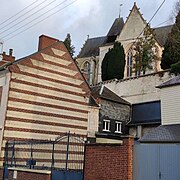 Pignon à couteau picard à Poix de Picardie, et vue sur l'église Saint-Denis.