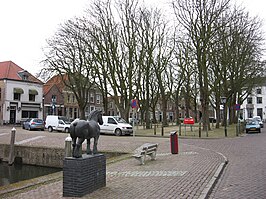 Markt met beeld van paard op voorgrond