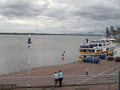 Vue panoramique sur le fleuve.