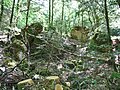 Rochers épars dans le Bois de Kertalg à proximité de l'ancienne voie ferrée Quimperlé-Concarneau, désormais chemin de randonnée.