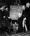 De maldekstre al dekstre: Albert Einstein, Paul Ehrenfest, Paul Langevin, Heike Kamerlingh Onnes kaj Pierre Weiss en domo de Kamerlingh Onnes ĉe Lejdeno (Nederlando) dum 1920