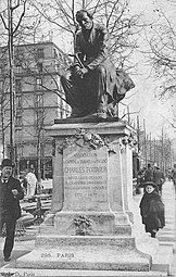 シャルル・フーリエ像, クリシー広場 (Place de Clichy) 近くクリシー大通り (ブールヴァール) 120番地界隈, 1899年。1942年ヴィシー政権の下、銅像は撤去された。現在は台座を遺して"4つ目のリンゴ (La Quatrième Pomme)"が置かれている。