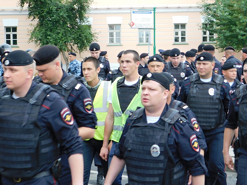 Среди людей в форме лица без опознавательных знаков, так же принимавшие участие в задержании не представляясь