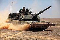 ドーザーブレードを装備した海兵隊のM1A1