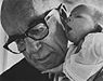 Benjamin Spock mit seiner Enkelin Susannah im Jahre 1967