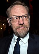 Jared Harris jwe kòm Lane Pryce