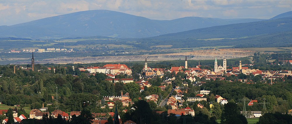 Pohled na Žitavu z hory Koitsche západně od města, vzadu je povrchový důl Turów (již na polské straně).