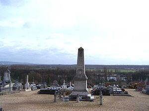 Le monument aux morts dans le cimetière. Au loin, en rive gauche, la plaine d'Achères et la forêt de Saint-Germain.