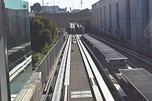 Image d'illustration de la signalisation lumineuse du VAL, ici sur le CDGVAL : les feux bicolores (jaune ou rouge) au premier plan sont ceux de sortie de station et ceux à quatre aspects (vert, rouge et flèches orange) au second plan sont ceux de manœuvre.