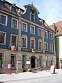 Der Eingang der Einhorn-Apotheke auf der Nordseite des Blauen Hauses, Weißenburg in Bayern.