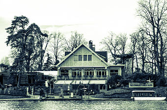 Ravintola "Le Chalet des îles" Lac inférieurin saarella.