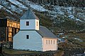 Die Sankt-Olav-Kirche in Kirkjubøur vor der Ruine der Magnuskathedrale