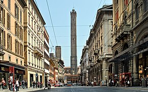 Torre degli Asinelli e Torre della Garisenda viste dalla via Rizzoli