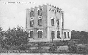 Photo noir et blanc montrant un bâtiment trapu neuf avec des fenêtres rectangulaires.