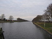 Zicht ip 't Kanoal deur Walchern, vanof de droaibrugge by Soeburg (ryksmonument) in de provinsje Zêeland