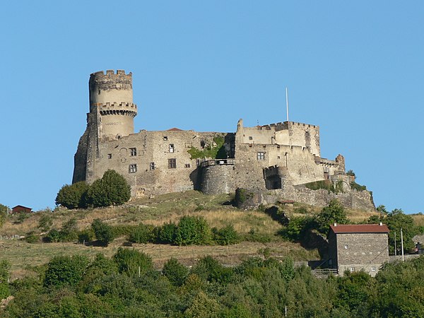 Le château de Tournoël assiégé en 1212 par les troupes royales.