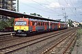 Mit dem LHB VT 2E begann 1987 die Modernisierung der FKE durch die HLB, hier im Bahnhof Frankfurt-Höchst