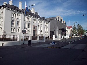 Safnahúsið (cultuurcentrum) en het grijze Þjóðleikhúsið (Nationaal Theater)