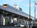 大阪港駅 - 朝潮橋駅間の高架線上を行く近鉄7020系電車 （2011年5月30日）