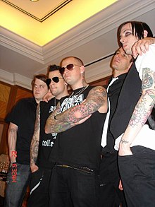 Dari kiri ke kanan: Paul Thomas, Joel Madden, Benji Madden, Dean Butterworth dan Billy Martin.