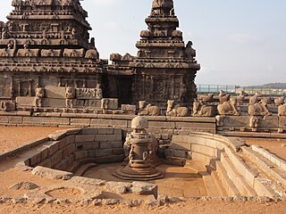 Due templi, piscina secca e sculture di bestiame, Tank, Nandi e due templi sopravvissuti