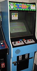 Une borne d'arcade Vs. Dr. Mario.