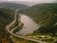 Vue aérienne du lac de Sylans surplombé du viaduc.