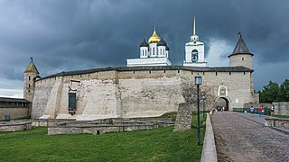 Вид c Довмонтова города, на заднем плане — крепостная стена с воротами, за ней — Троицкий собор и колокольня