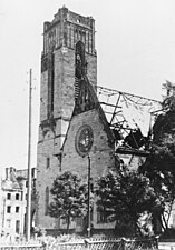 De door de bombardementen beschadigde kerk