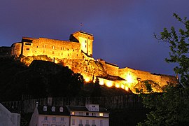 Le château illuminé la nuit.