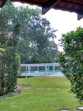 Chuva na piscina. Bertioga-SP-Brazil.