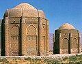 イランで1053年に建造されたハラカンツインタワーズ（英語版）は、セルジューク王子の墓である。