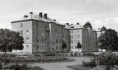 Kanslihuset sedd i nordvästlig riktning från kaserngården.