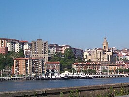 Portugalete - rechts boven is de Basílica Santa María duidelijk zichtbaar tegen de blauwe lucht.