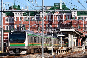 高崎線深谷駅を発車するE233系3000番台による下り普通列車 （2021年2月 深谷駅 - 岡部駅間）