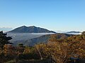 山頂から筑波山（左）と加波山（右奥）を望む