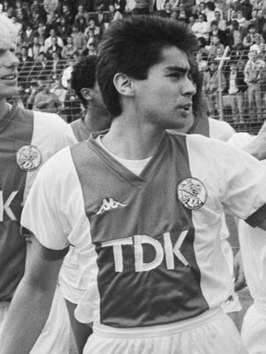 Sonny Silooy (mei 1987). Ereronde spelers Ajax na winst European Cup Winners Cup. Links Arnold Scholten.